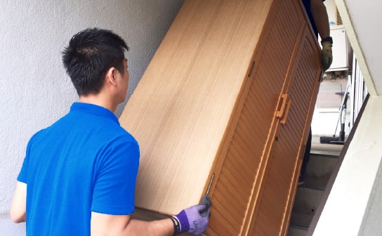 重たい家電や家具もスタッフが回収