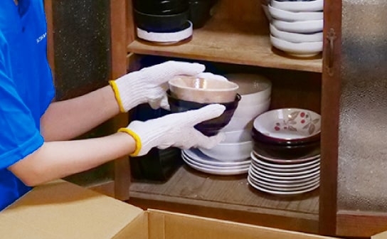 室内の残された遺品をまとめて回収します