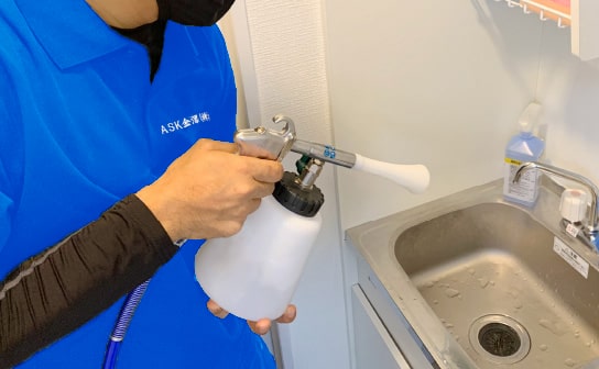 安全な環境を作るため除菌作業で衛生対策